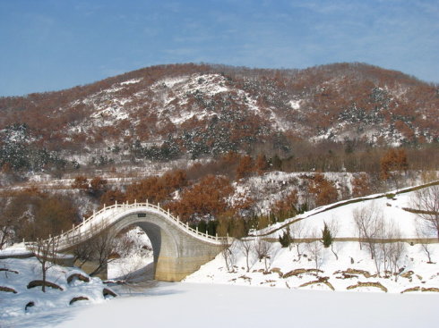 冰城哈爾濱、童話雪鄉(xiāng)、朝鮮民俗村、亞布力孔雀園、激情滑雪雙飛5日游